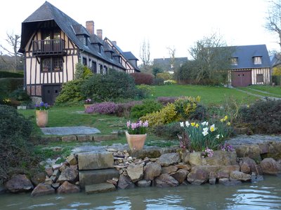 Gîte-L'Arc-en-ciel-St-Denis-le-Thiboult-extérieur